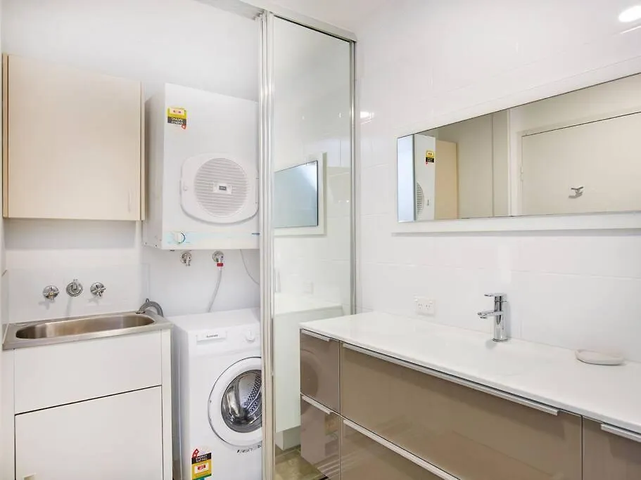 Maimi Renovated 2-Bedroom Apartment Gold Coast