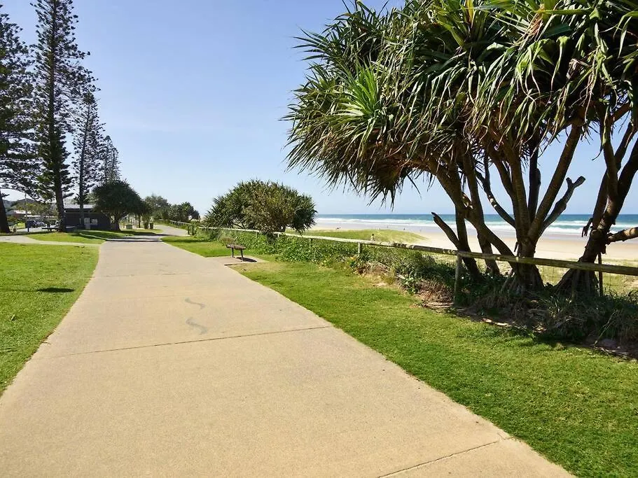 Maimi Renovated 2-Bedroom Apartment Gold Coast